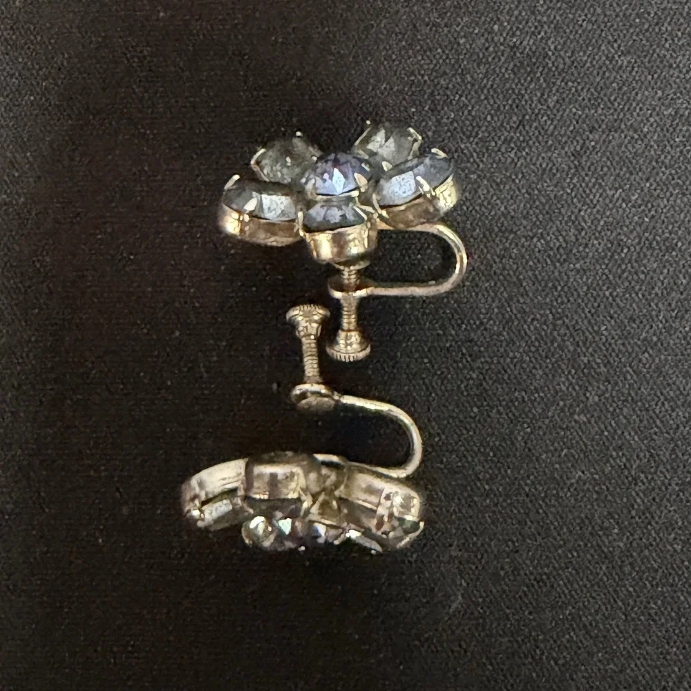 Floral Screw Back Earrings Women OS Grey Lavender Vintage‎ Costume Jewelry